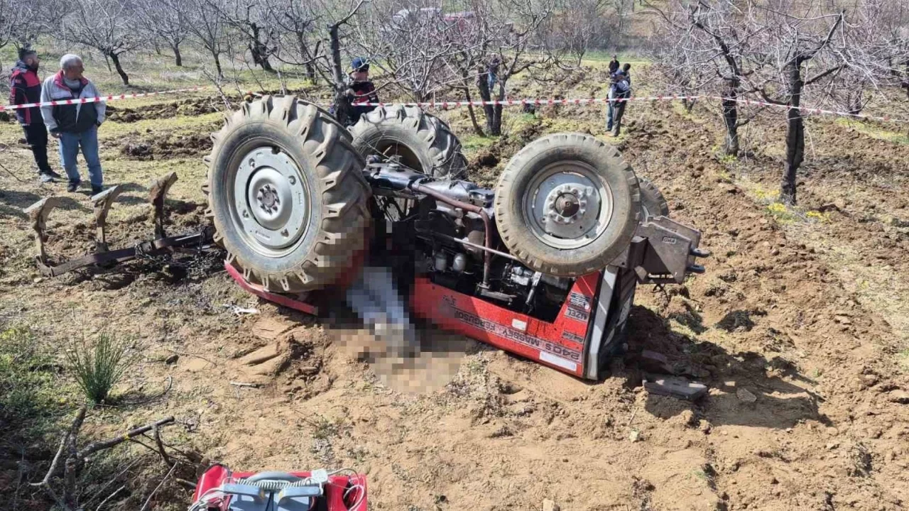 Bilecik'de devrilen traktörün altında kalan kişi hayatını kaybetti