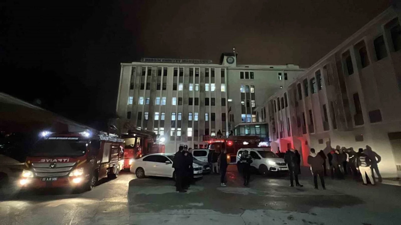Mersin'de emniyetin ek binasında çıkan yangın söndürüldü