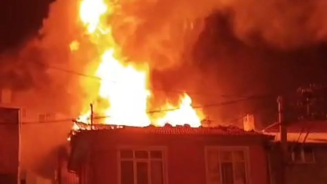 Bursa'da korku dolu anlar! Metruk binanın çatı katı alevlere teslim oldu