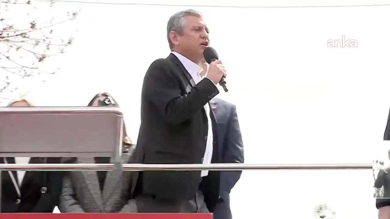 Özgür Özel'den İstiklal Marşı'nın Arapça okutulmasına sert tepki: "Asla affı yoktur"