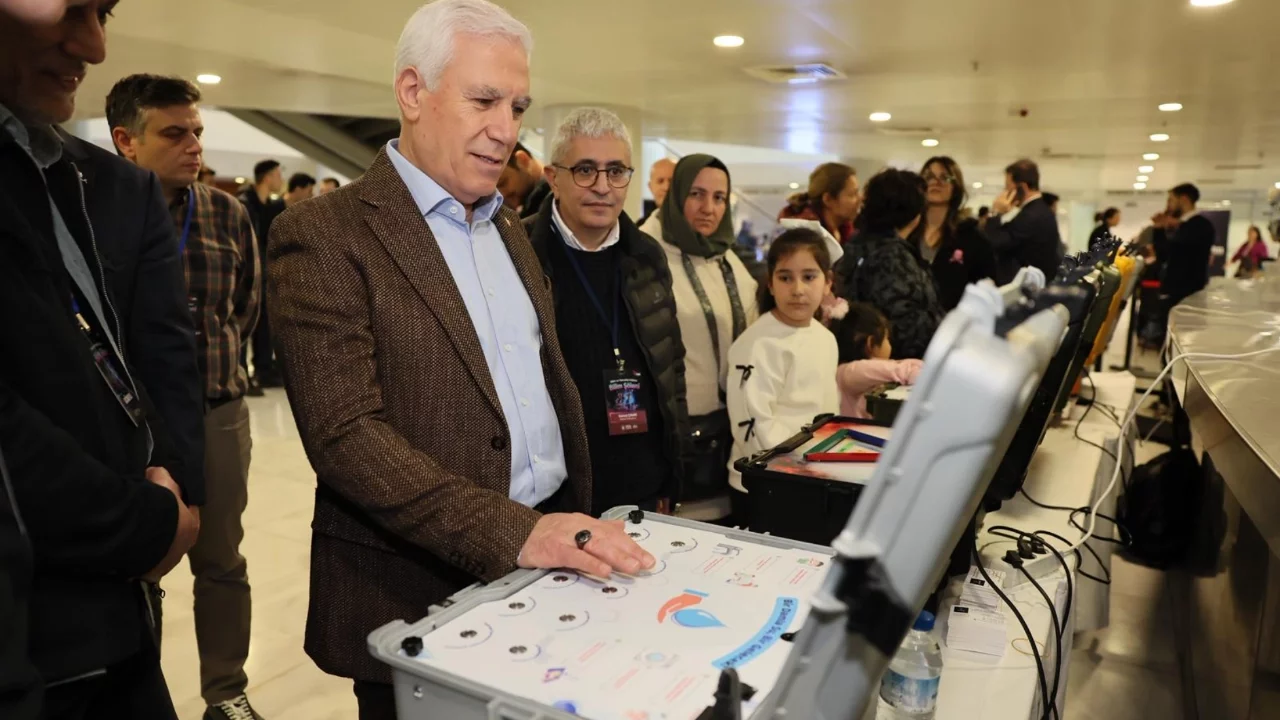 Bursa'da gençler  'Bilim ve Teknoloji Şöleni'nde bilimle buluştu