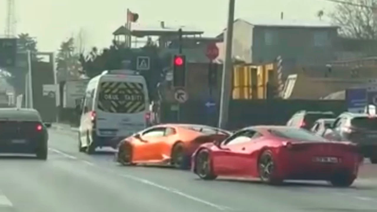 Bursa'da iki lüks araç trafik kurallarını hiçe saydı