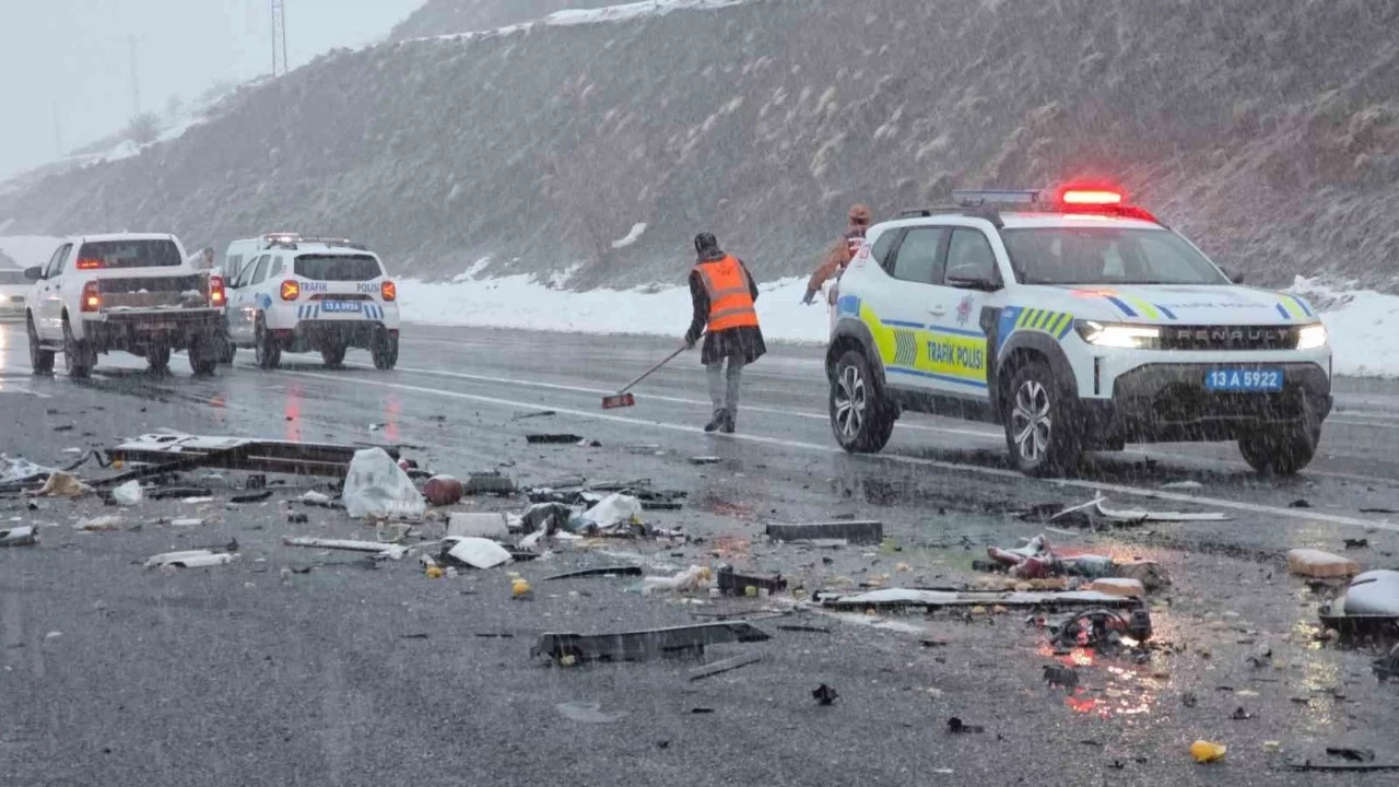 Bitlis'teki feci kazada karı koca hayatını kaybetti