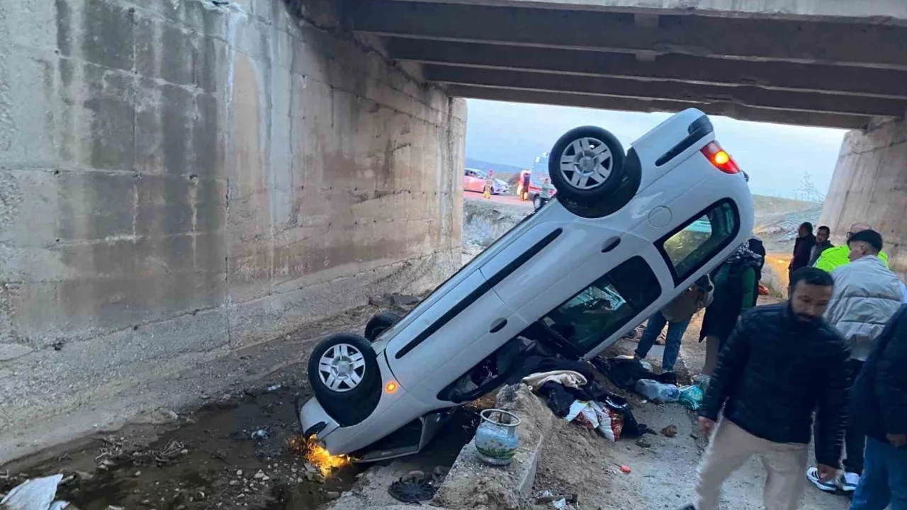 Kırıkkale'de otomobil köprü boşluğuna devrildi: Çok sayıda yaralı