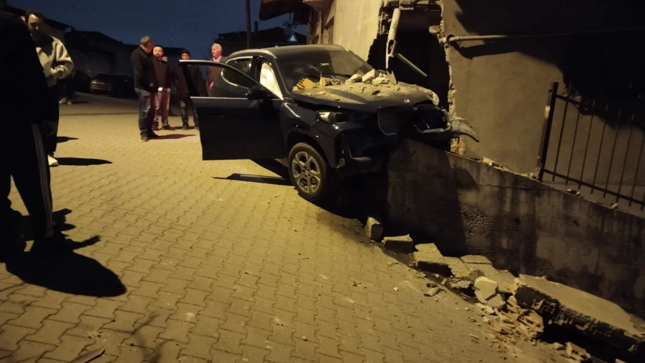 İstanbul'da kontrolden çıkan otomobil, yıktığı istinat duvarında asılı kaldı