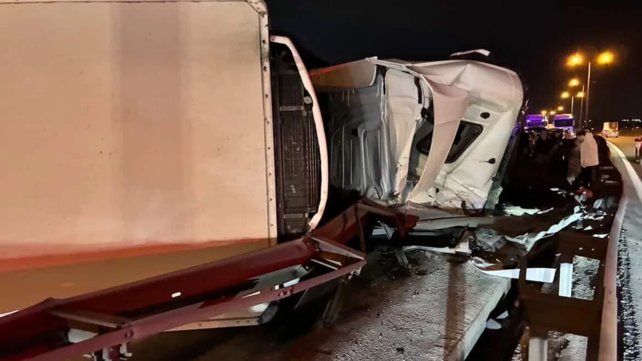 Büyükçekmece TEM Otoyolu'nda tır devrildi: Sürücü yaralandı