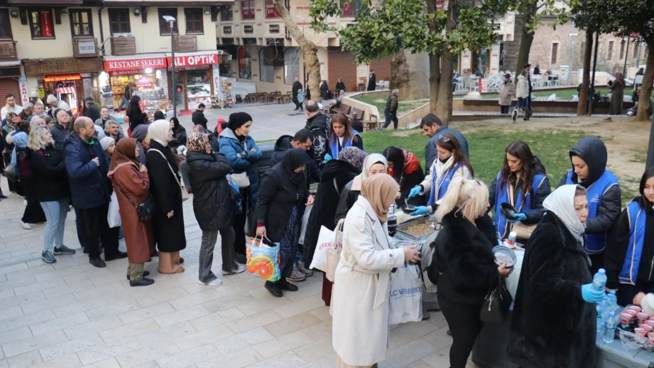 Yarına Şans Ver Derneği'nden Ulucami bahçesinde Ramazan iftarı