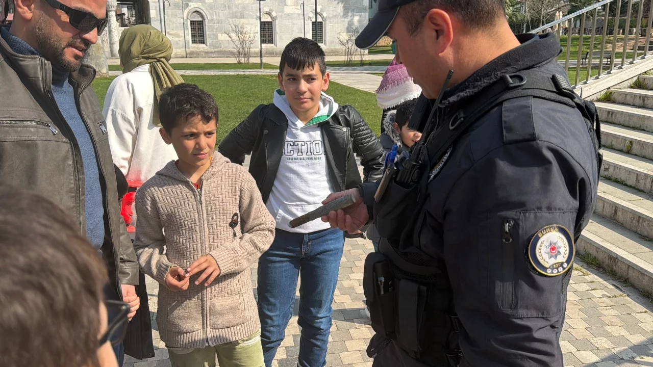 İznik Gölü kıyısında oynayan çocuklar top mermisi buldu