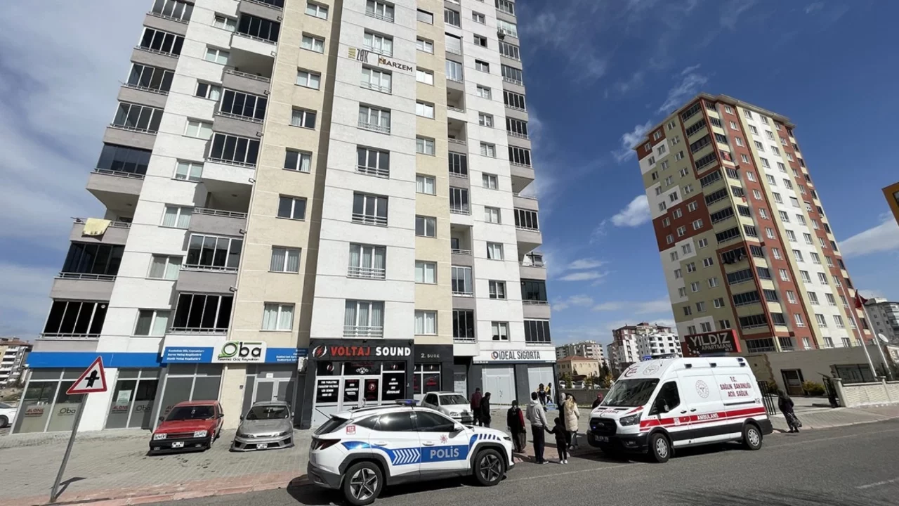 3'üncü kattan düşen 83 yaşındaki kişi hayatını kaybetti
