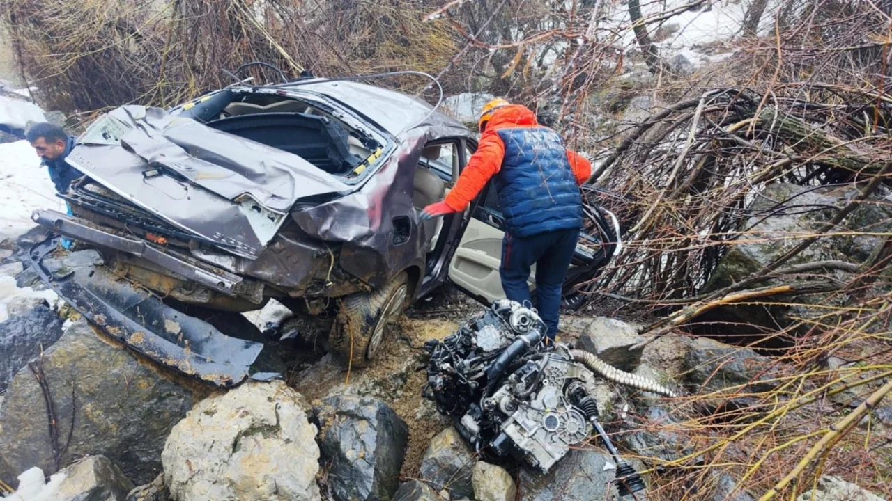 Şarampole devrilen otomobilin sürücüsü yaşamını yitirdi