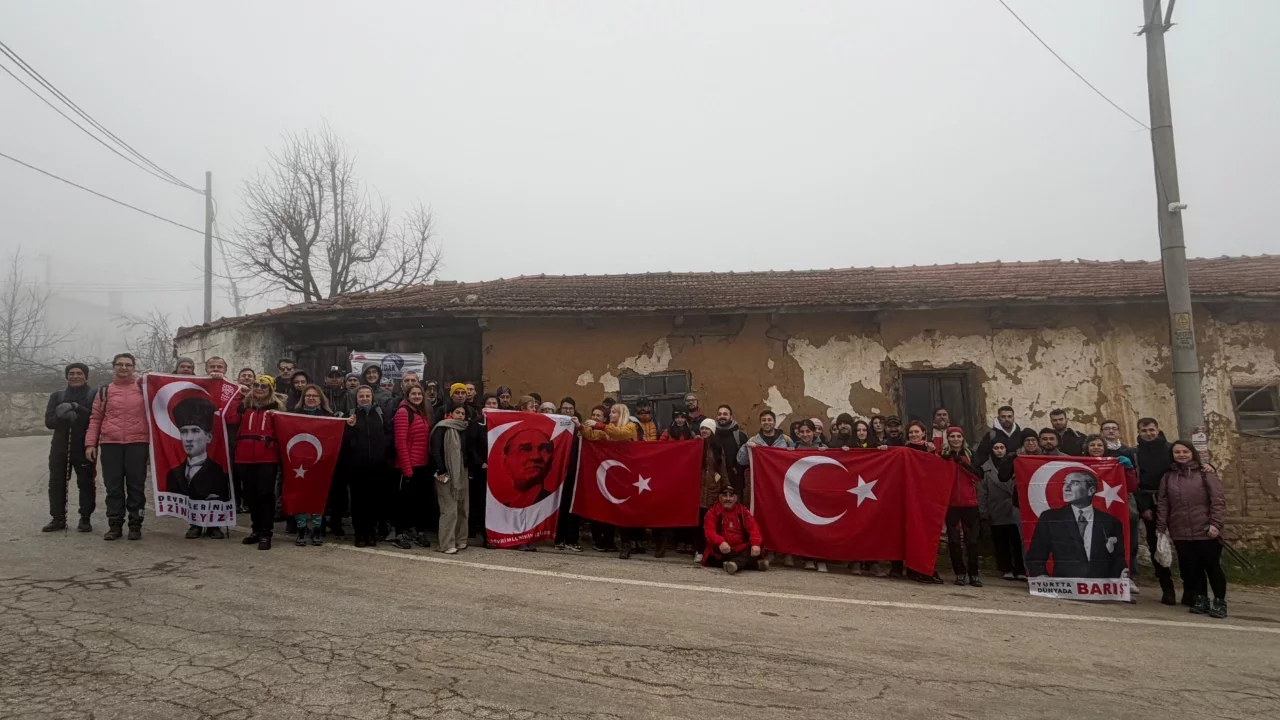 Şehitleri anmak üzere onlarca Nilüferli yürüyüşte bir araya geldi
