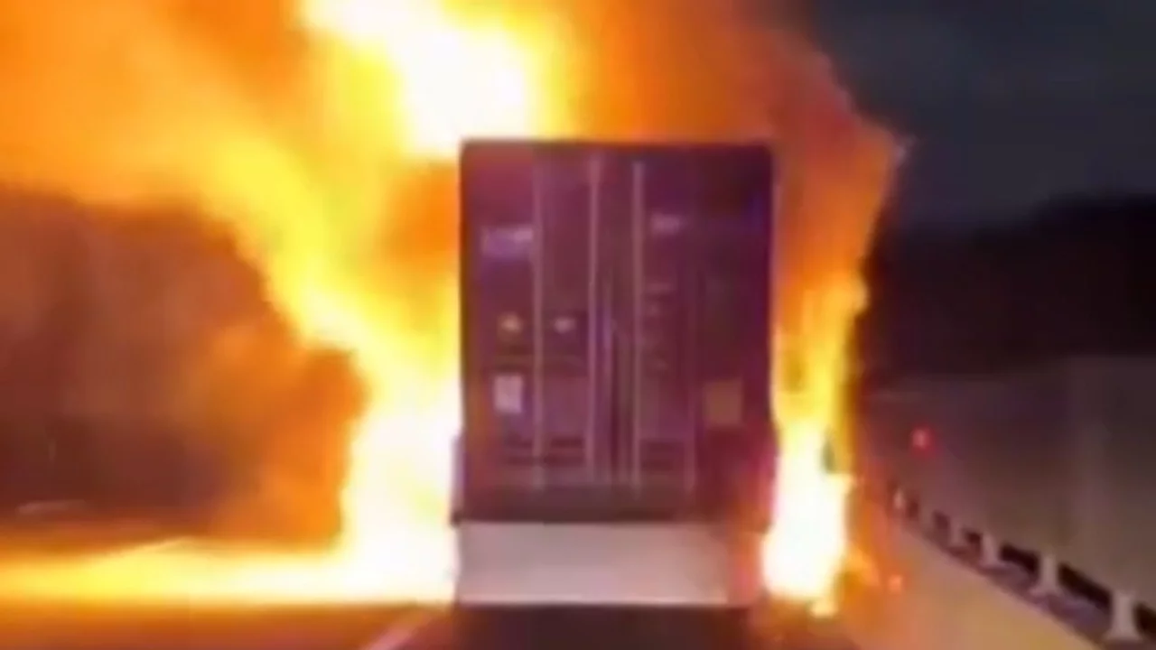 Tırın üzerindeki konteyner alevlere teslim oldu