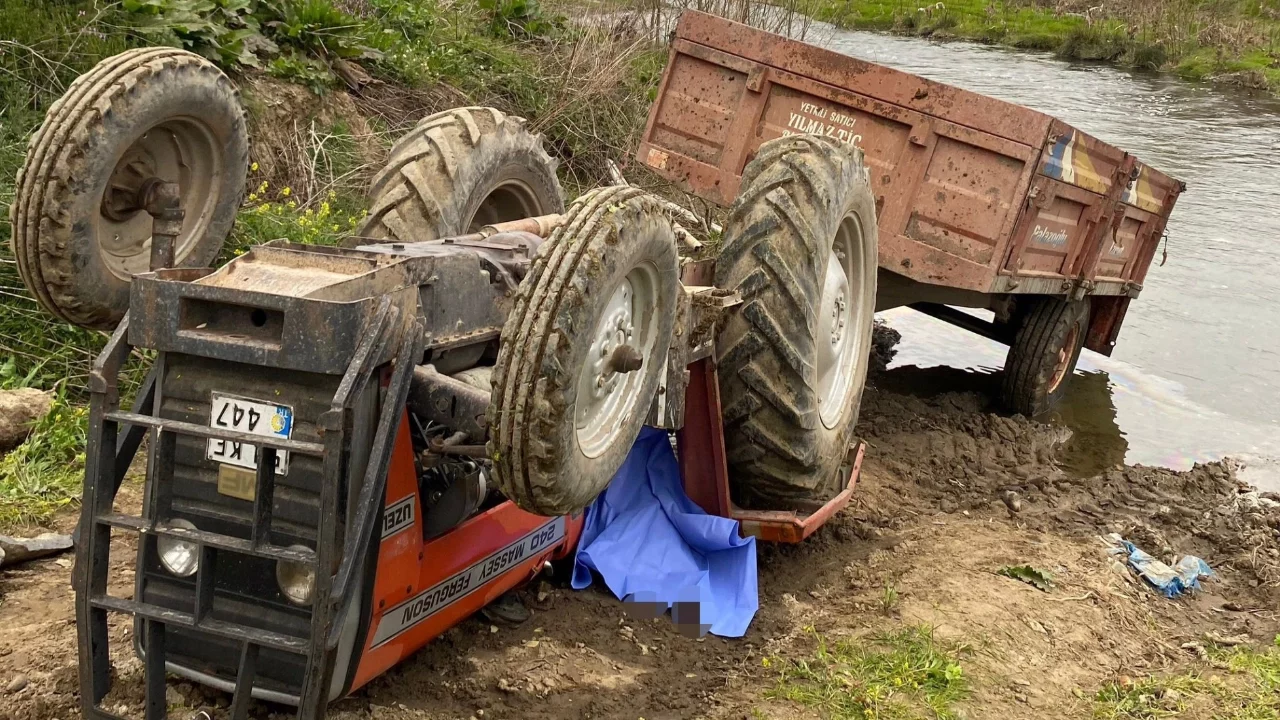 Sakarya'da devrilen traktörün altında kalan sürücü hayatını kaybetti