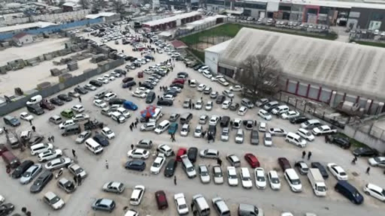 Bursa'da ikinci el oto pazarında buruk bayram