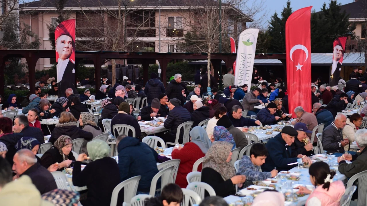 Osmangazi'de Yenibağlar Meydanı'nda bin 200 kişilik iftar buluşması