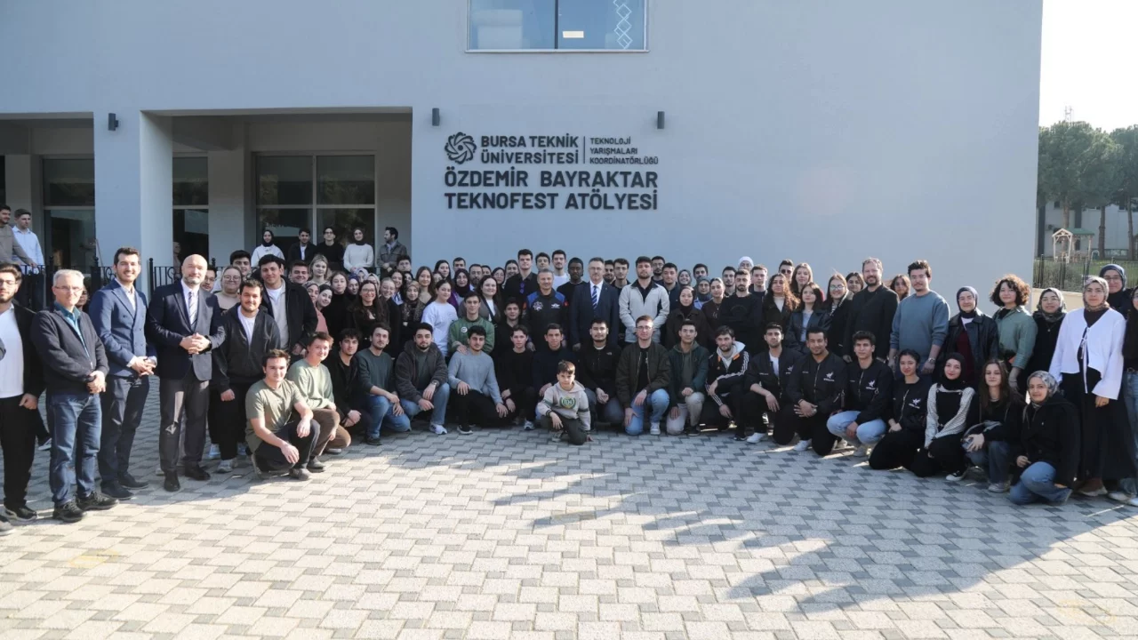 Alper Gezeravcı Bursa Teknik Üniversitesinde TEKNOFEST atölyesini ziyaret etti