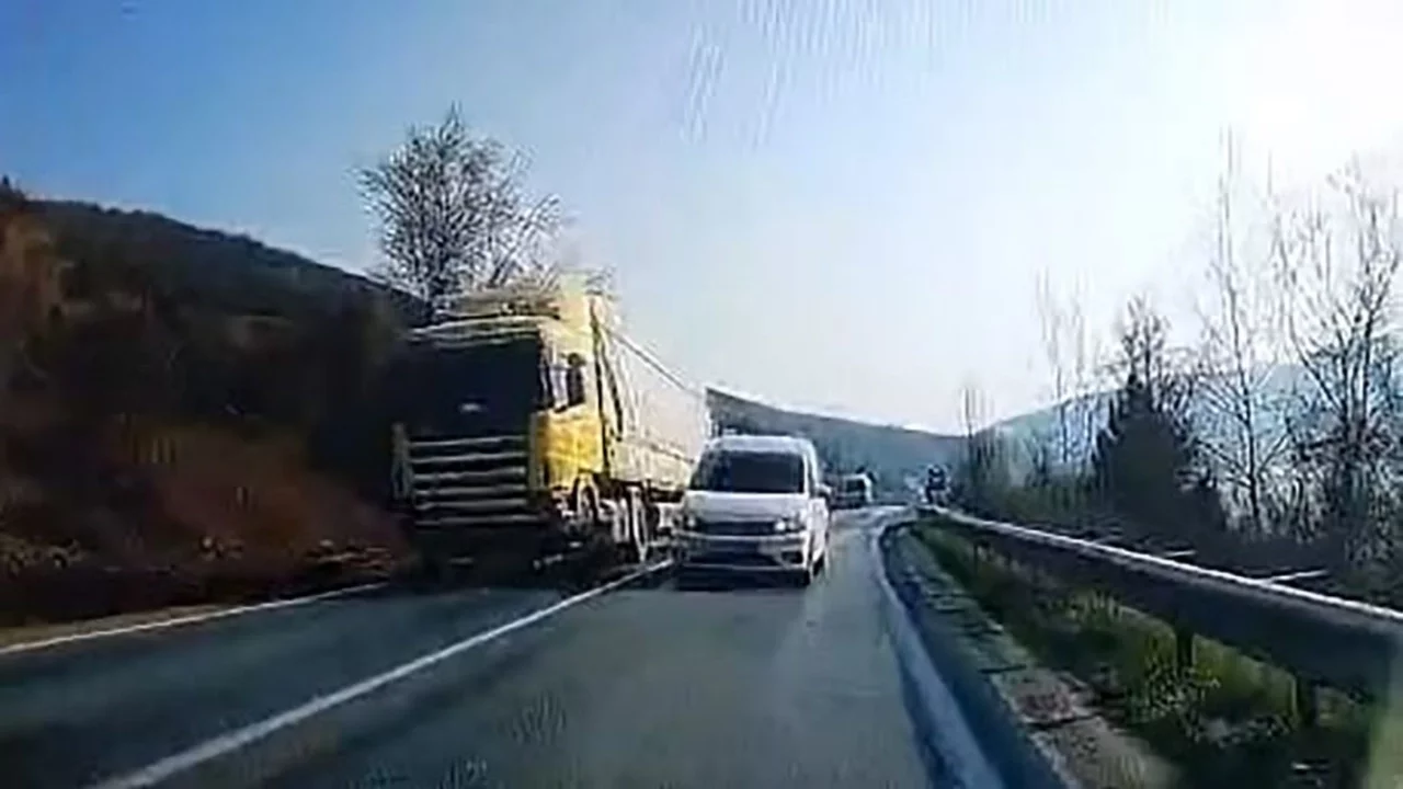 Bursa'da hatalı sollama yapan sürücü kazaya yol açıyordu