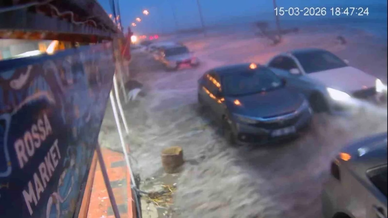 Hatay'da kuvvetli fırtınayla deniz taştı, iş yerleri zarar gördü