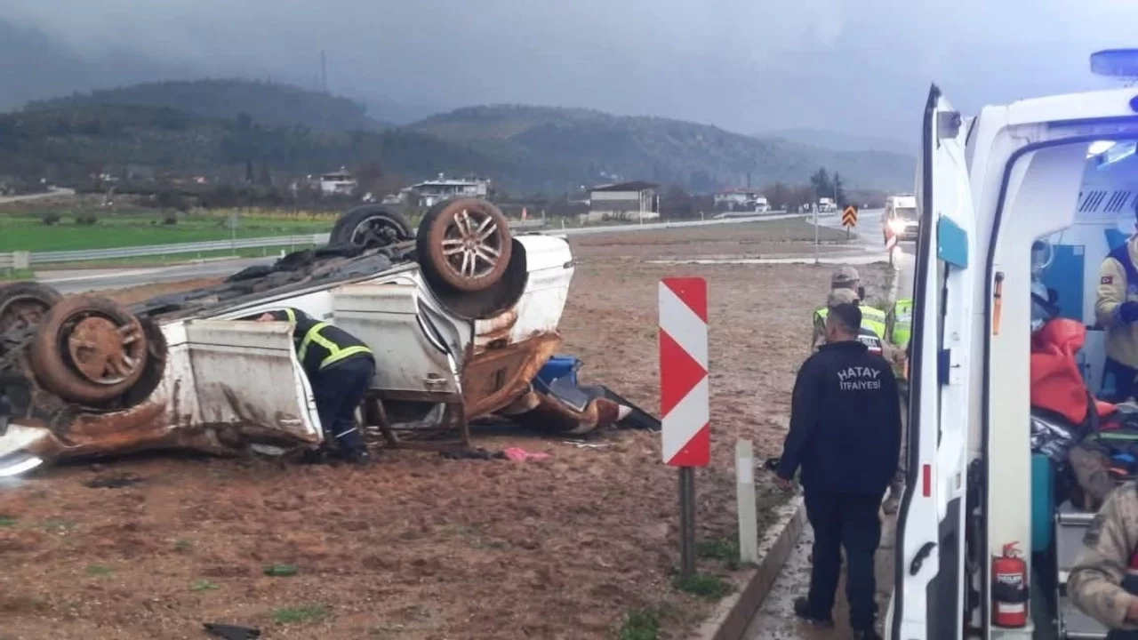 Hatay'da otomobil takla attı: 2 kişi yaralandı