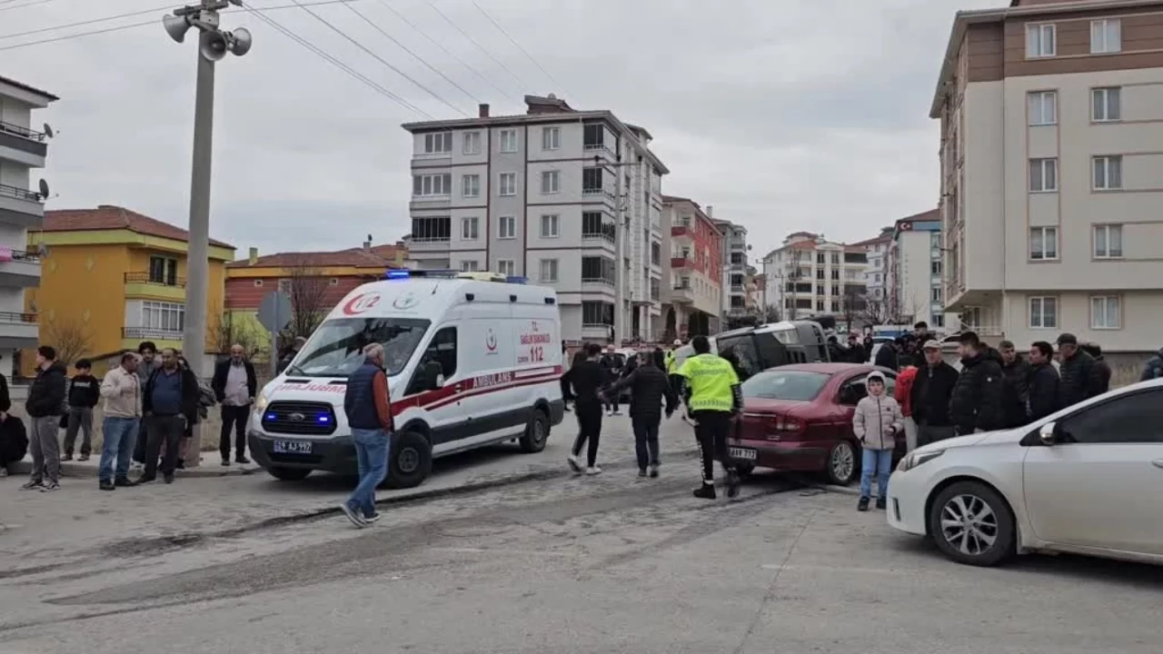 Çorum'da tarım işçilerini taşıya minibüs ile otomobil çarpıştı: 5 kişi yaralandı