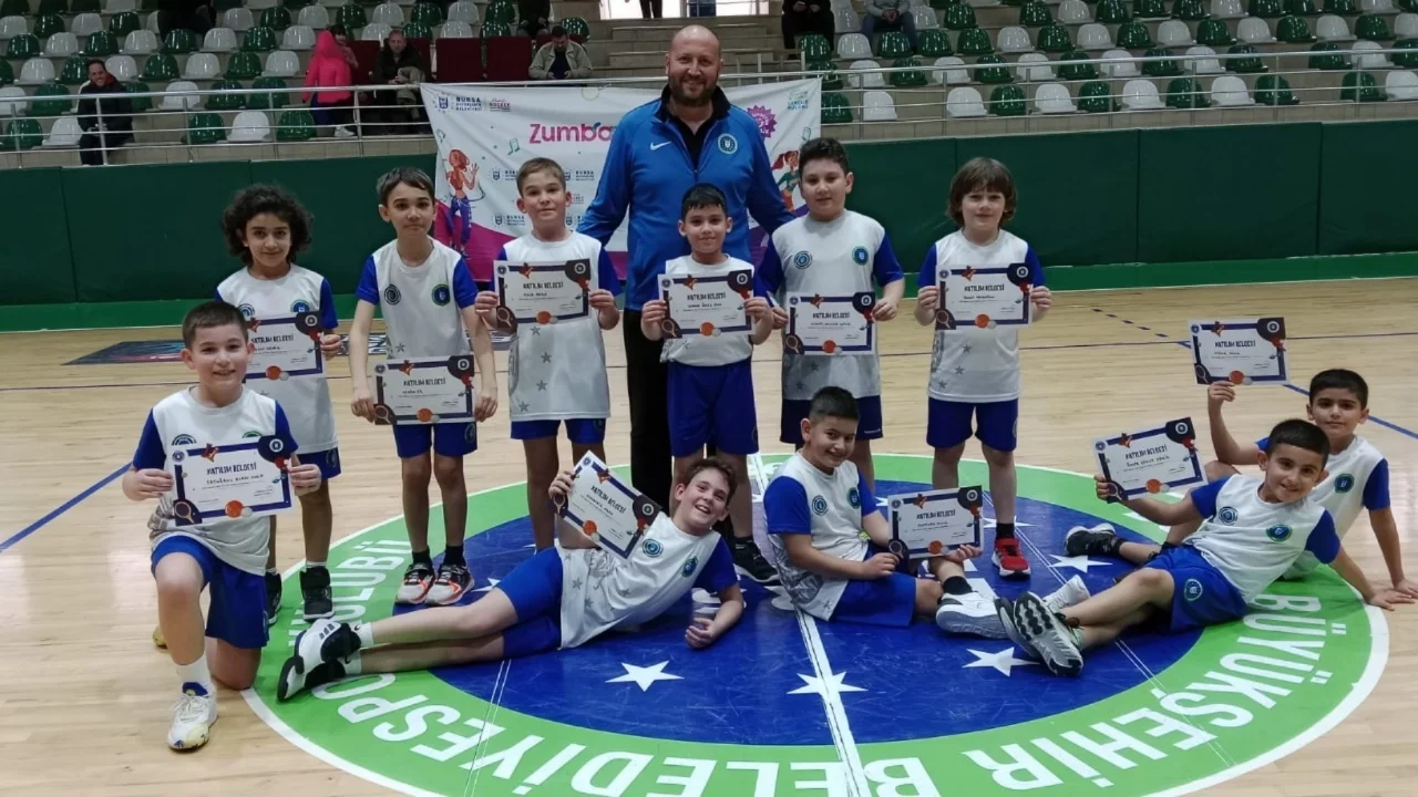 Büyükşehir Belediyesi, Kış Spor Okulları'nda altıncı dönemi tamamladı