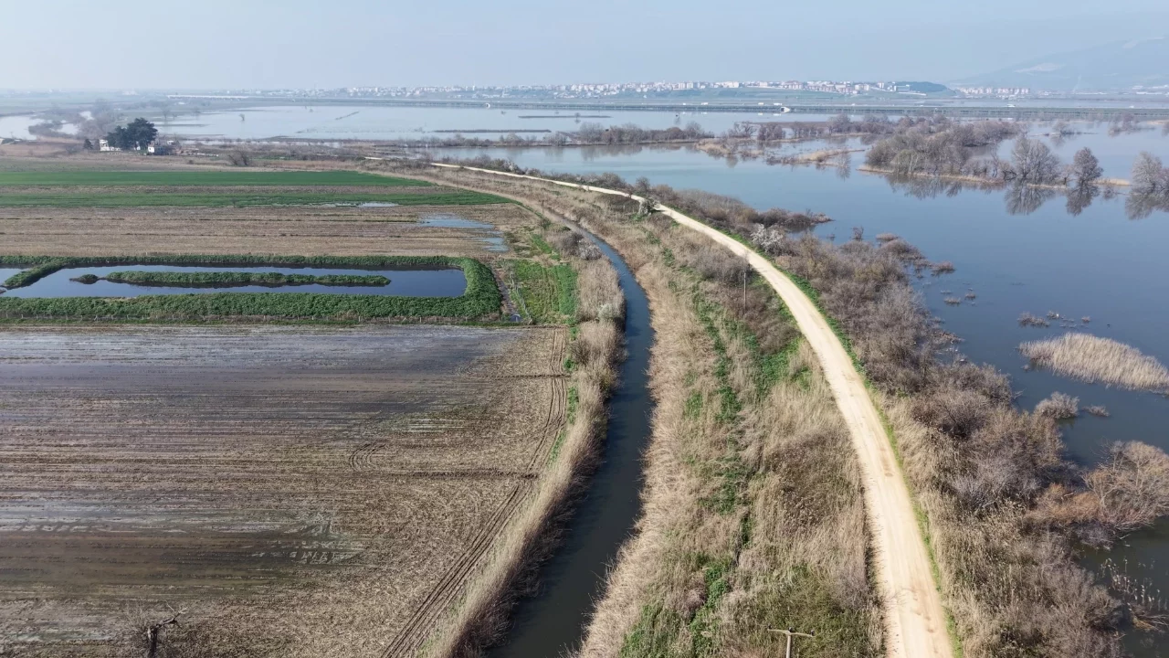 Bursa'nın Karacabey ilçesindeki çiftçiler yeni sezon ekimleri için suların çekilmesini bekliyor