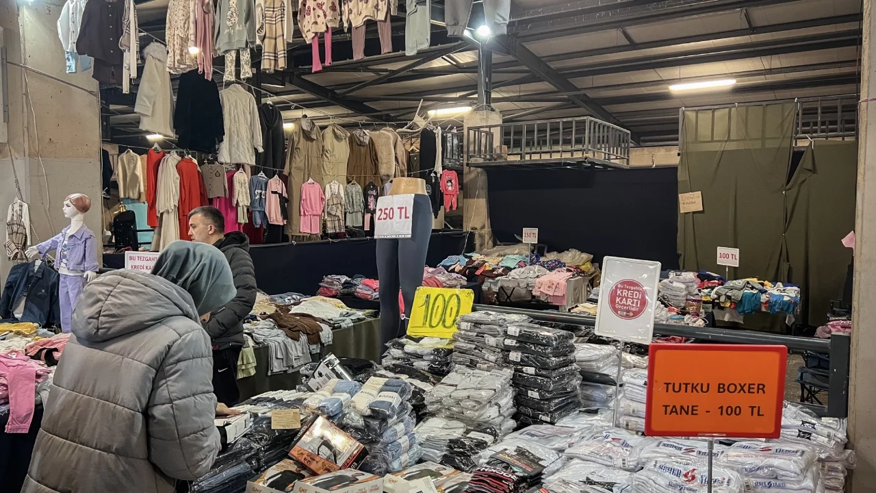 Bursa'da Panayır Kurban Pazarı'nda kurulan giyim festivali bayram bitene kadar da açık olacak