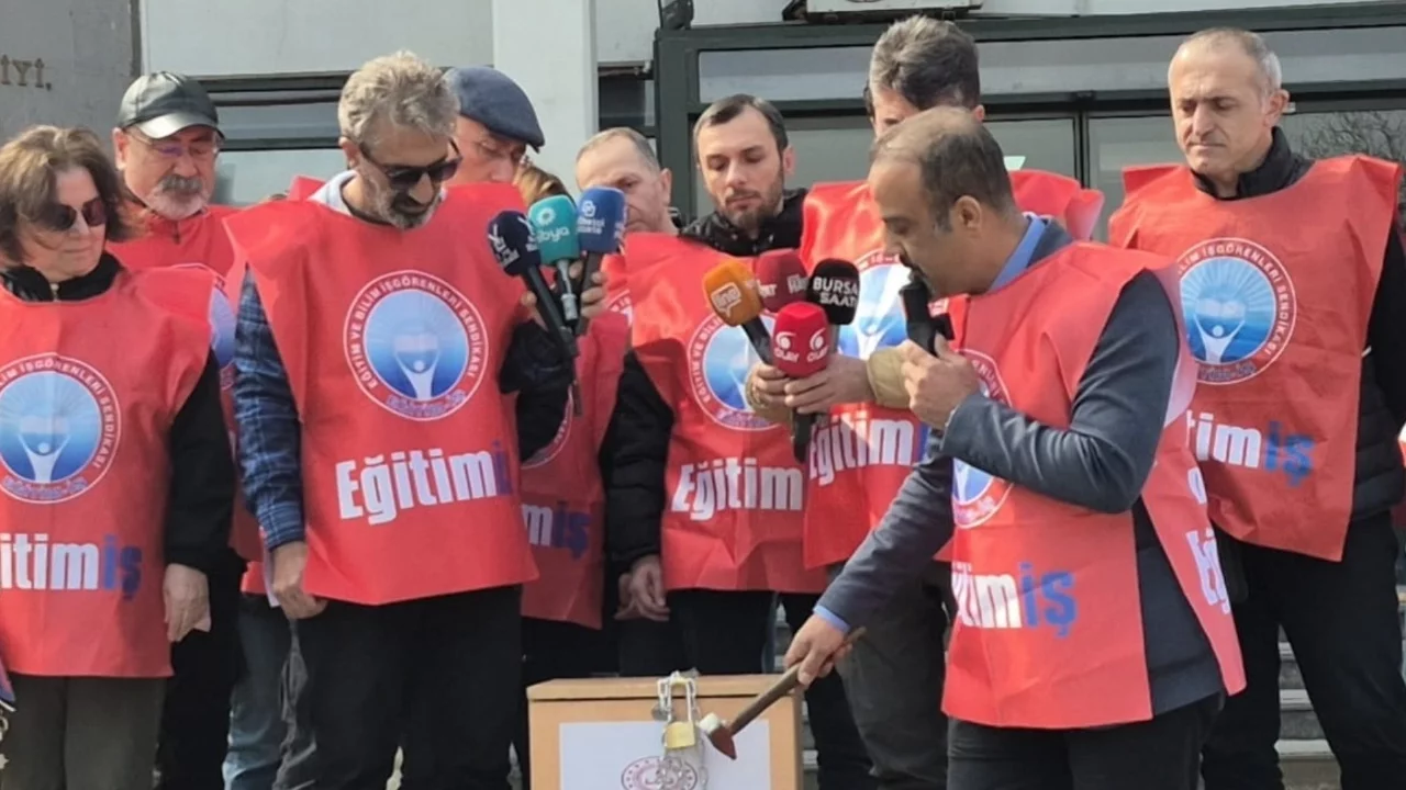 Eğitim-İş'ten İl Milli Eğitim önünde açıklama: Okulların depreme dayanıklılık durumunu neden sakl...