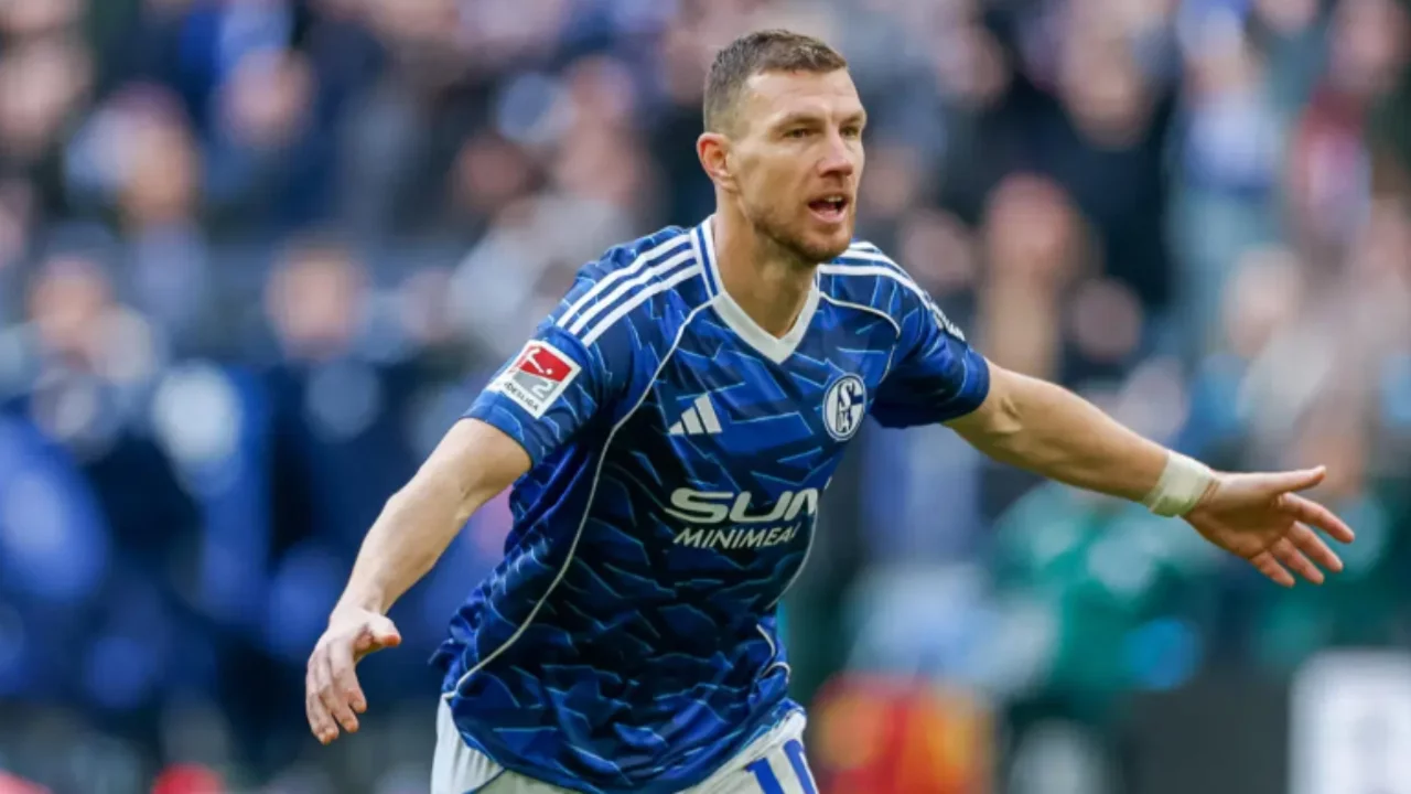 Dzeko'nun gördüğü kırmızı kart Almanya'da gündem oldu