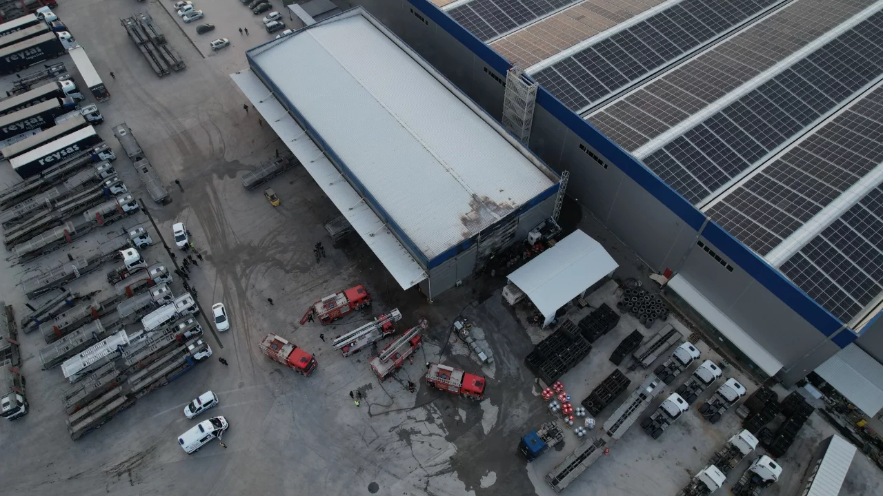 Sakarya'da lojistik firmasında yangın: 1 itfaiye eri yaralandı