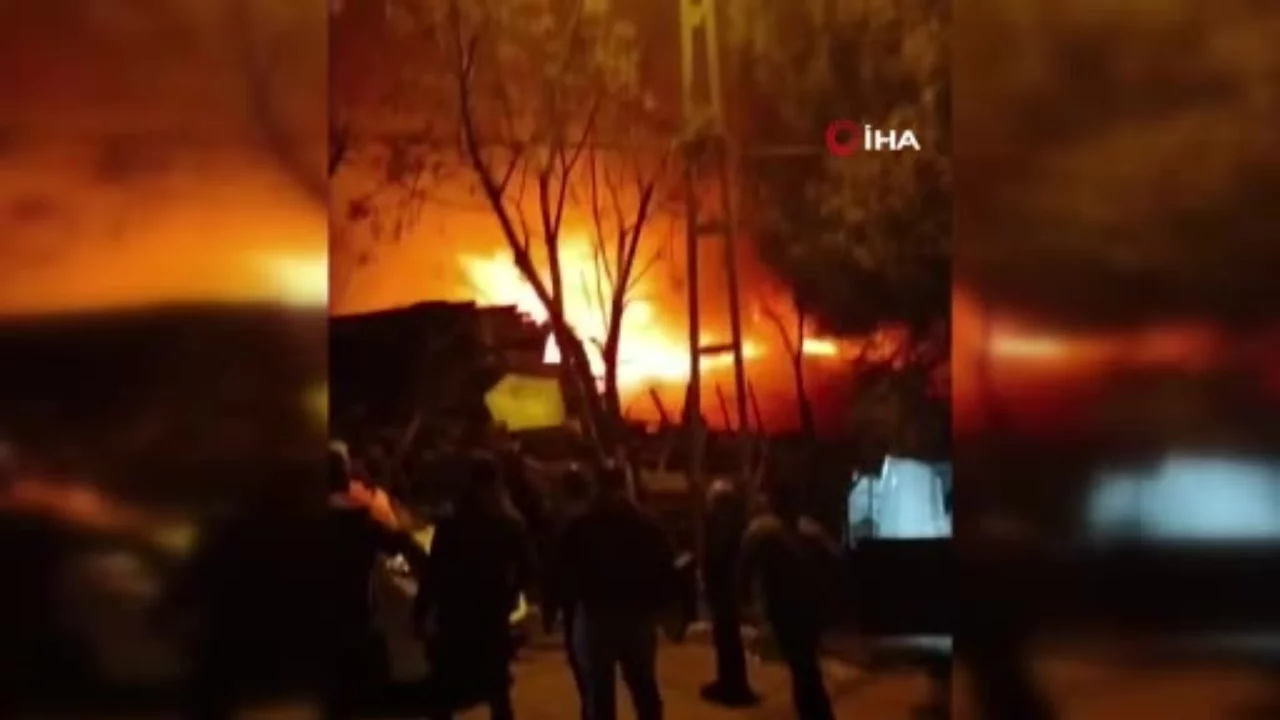 İstanbul'da korkutan yangın: İki gecekondu alevlere teslim oldu