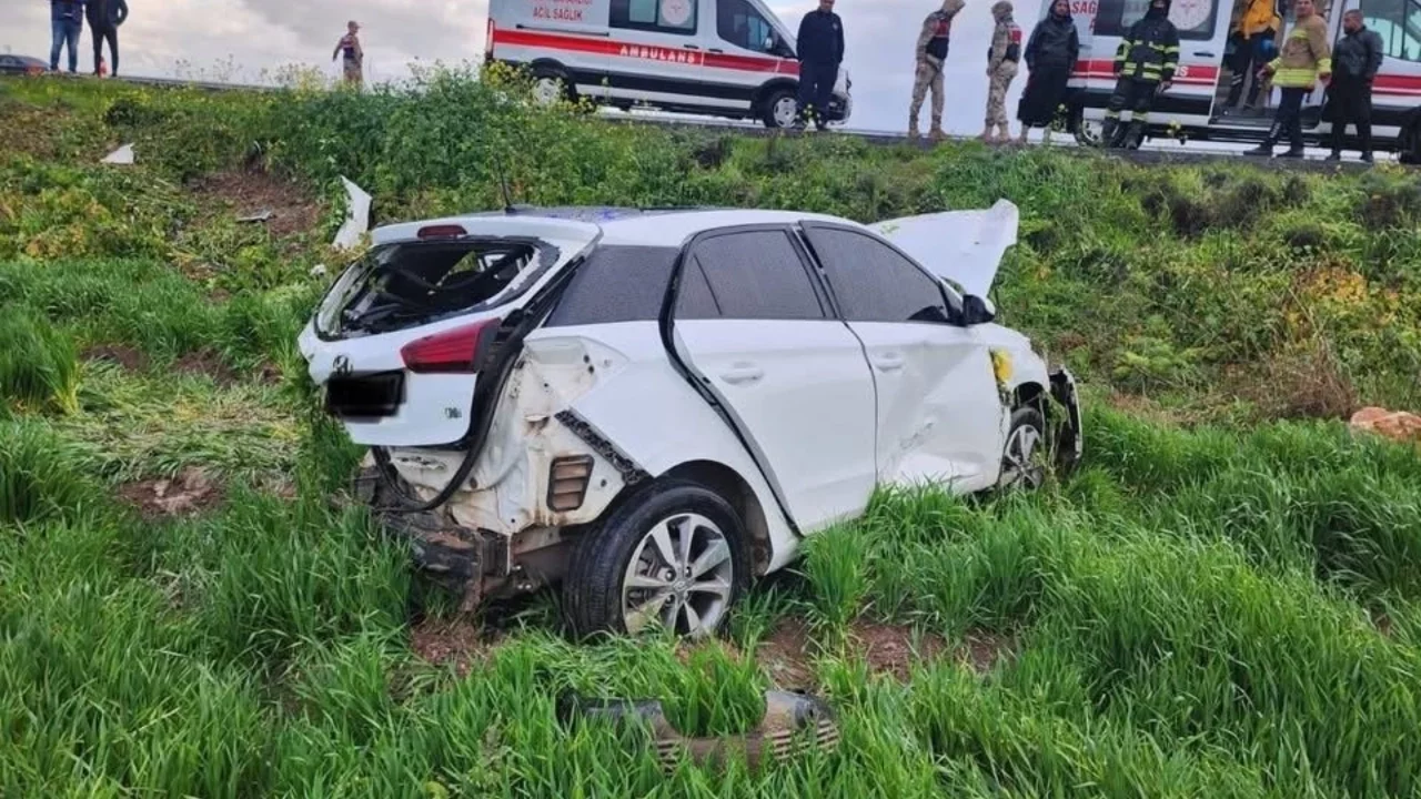 Tarlaya uçan otomobildeki 2 kişi yaralandı