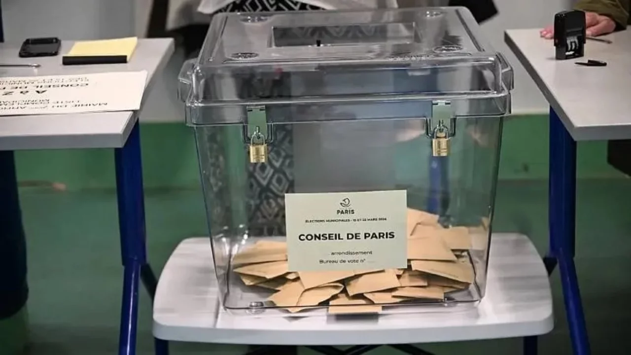 Fransa'da yerel seçimlerin ilk turu yapıldı: Aşırı sağcı Ulusal Birlik ve sosyalist Boyun Eğmeyen Fransa güç artırdı