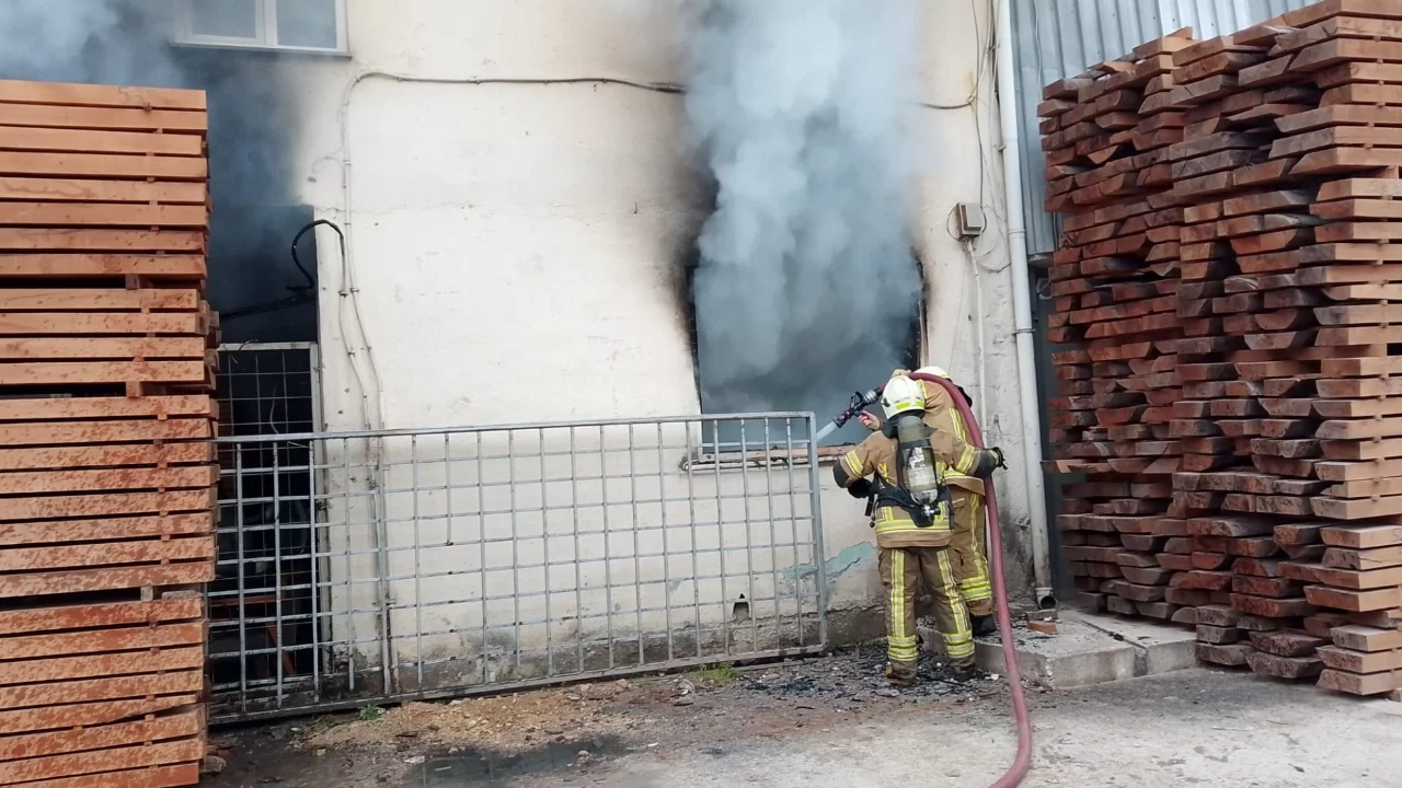Bursa'da kereste deposunda yangın! İş yeri sahibi yaralandı