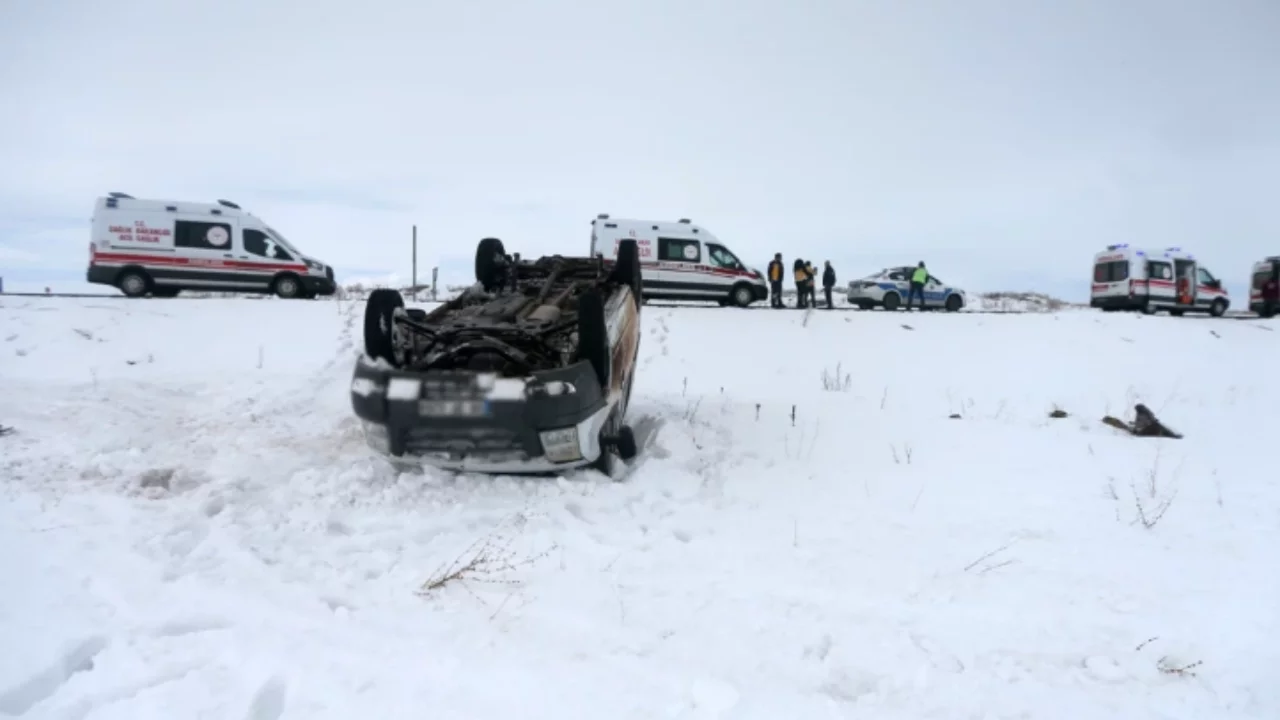 Köy minibüsü yoldan çıkıp ters döndü: 5 yaralı