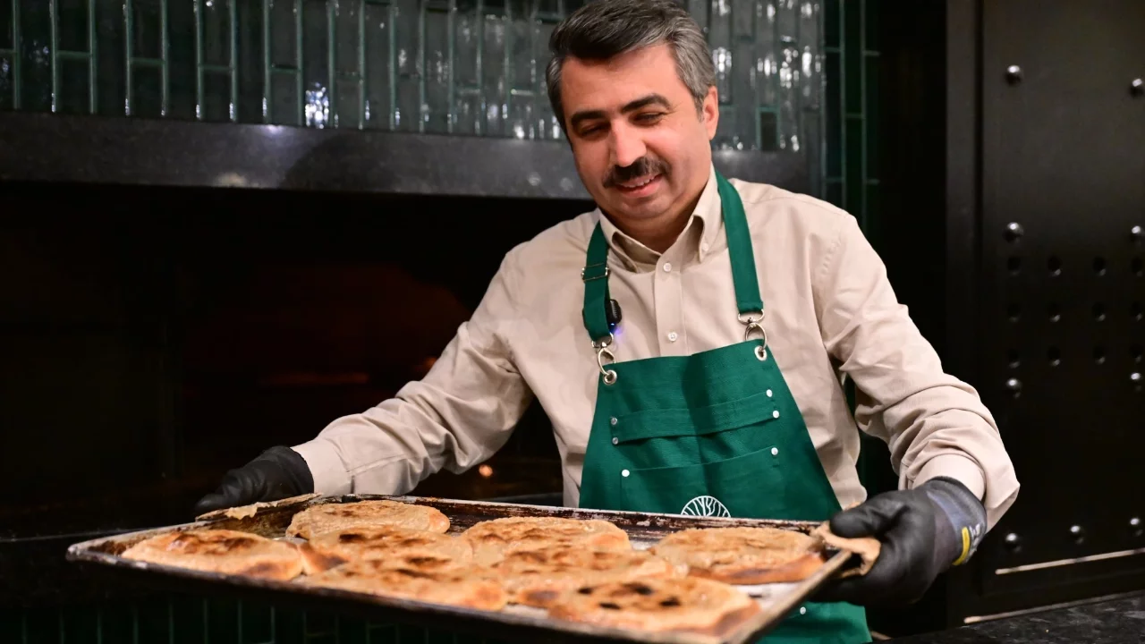 Yıldırım Belediye Başkanı Oktay Yılmaz, önce pişirdi sonra ikram etti