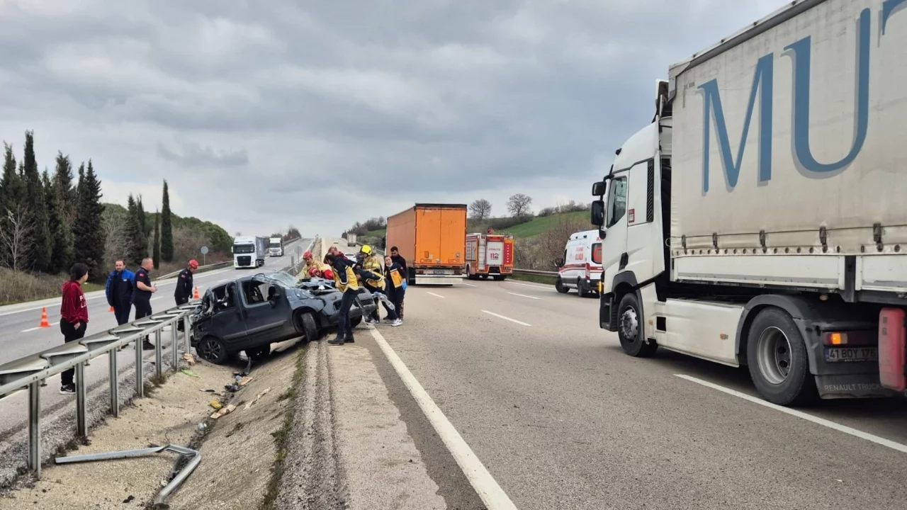Bursa'da devrilen otomobildeki 5 kişi yaralandı