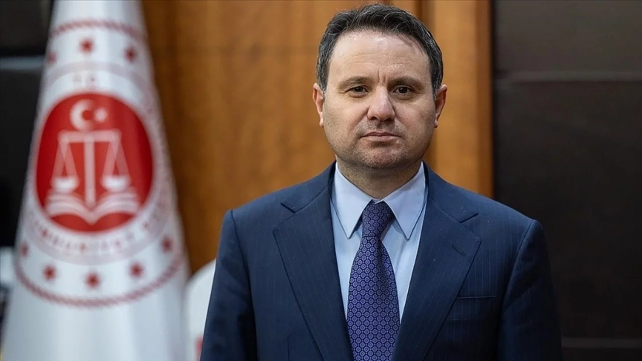 Bakan Gürlek'ten kırmızı bültenle aranan suçluların Türkiye'ye iadelerine ilişkin açıklama