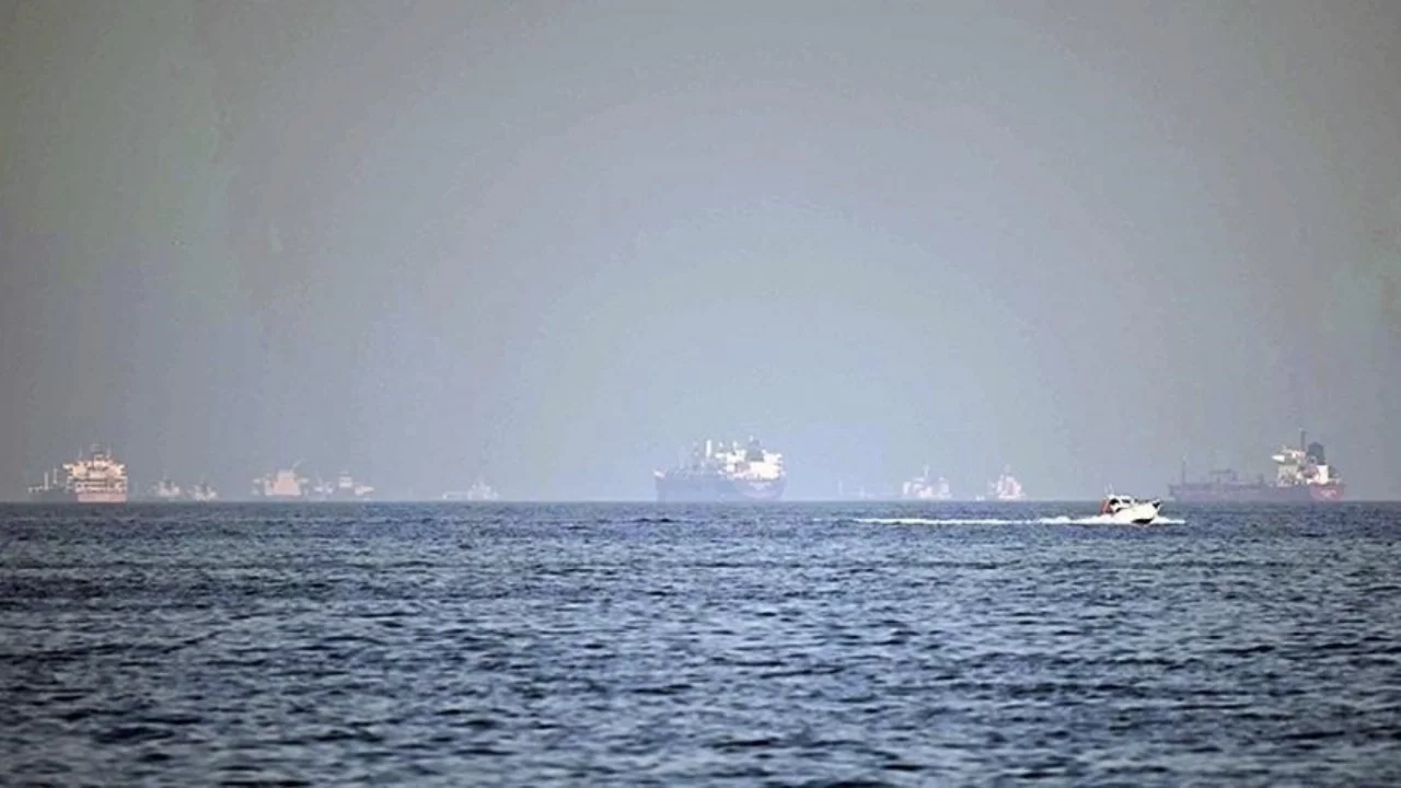 Hürmüz Boğazı'ndan "İran'a ait olmayan" ilk ham petrol tankeri geçti