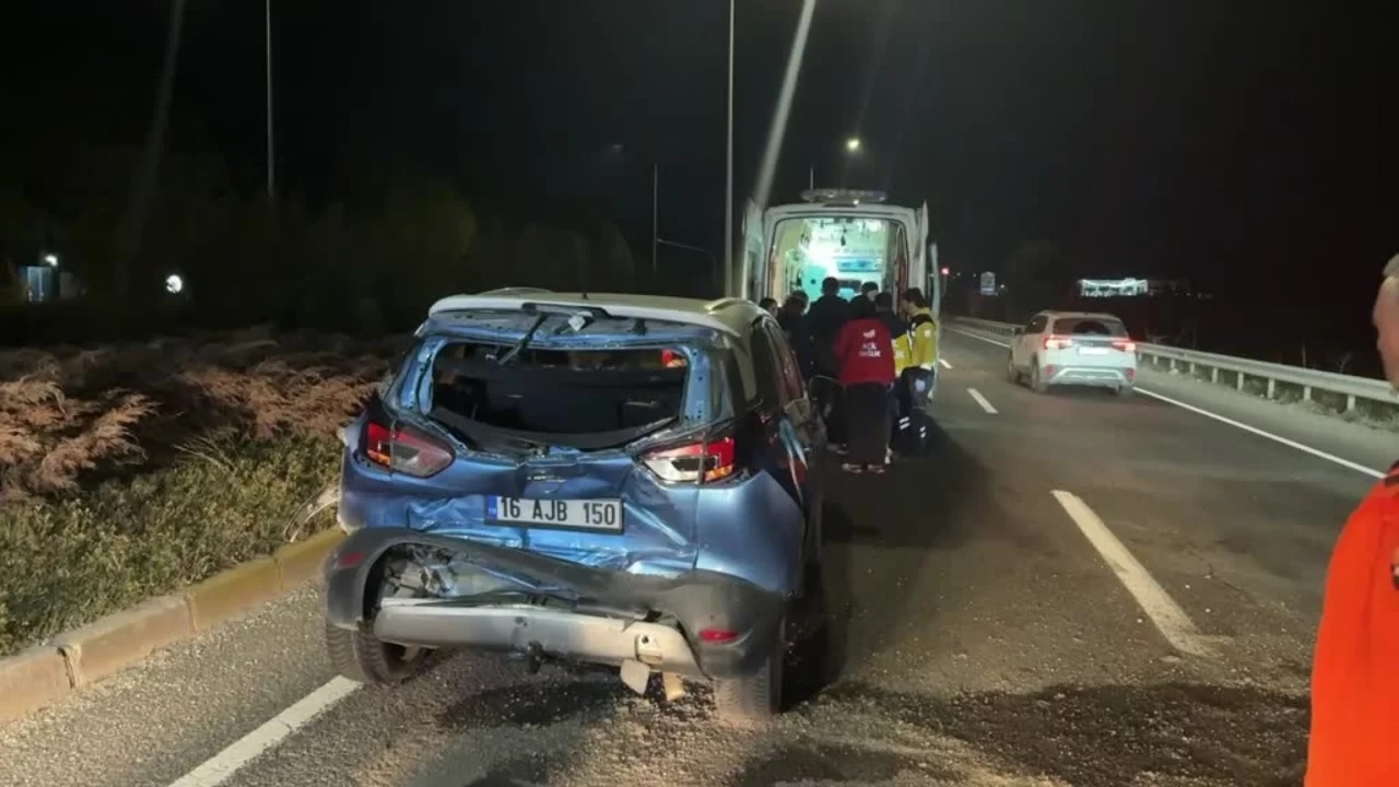 Uşak'ta tır otomobil ile çarpıştı: 4 kişi yaralandı