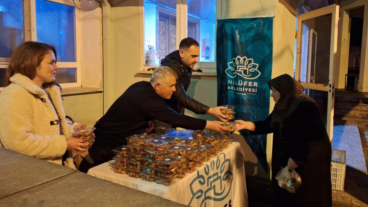 Nilüferliler Kadir Gecesi'nde 8 bin kandil simidi ikram edildi