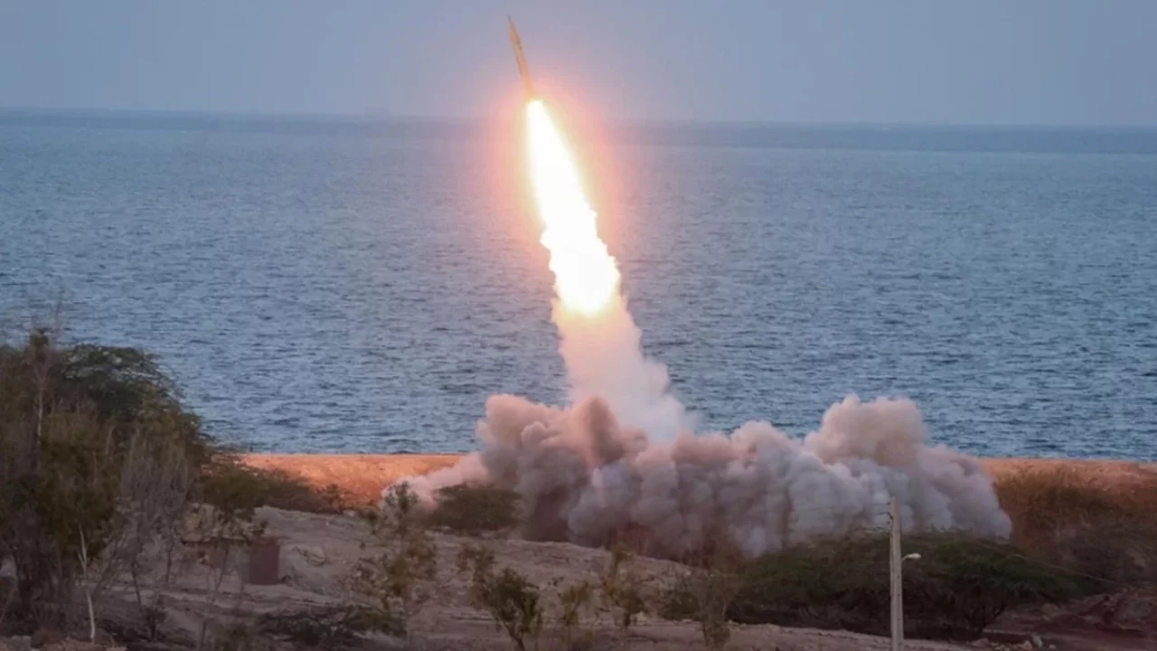 İran füzeleri, İsrail'in merkezini vurdu