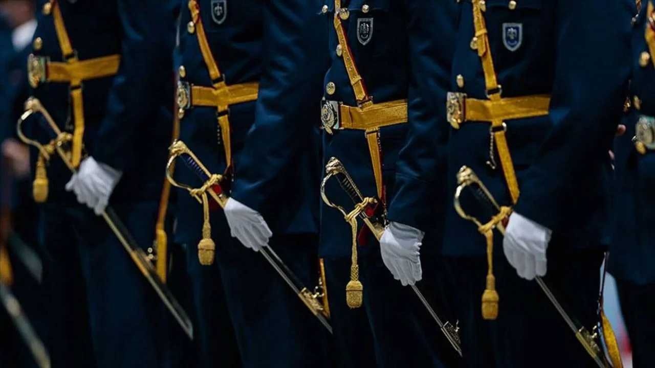 TSK'den ihraç edilmişti: Bir teğmen daha görevine dönüyor