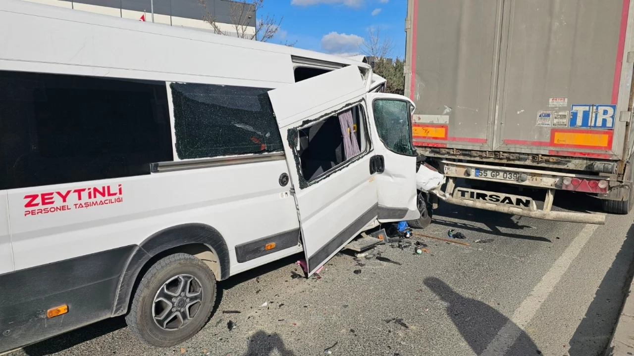 Tekirdağ'da işçi servisi tıra çarptı: 1'i ağır 4 yaralı