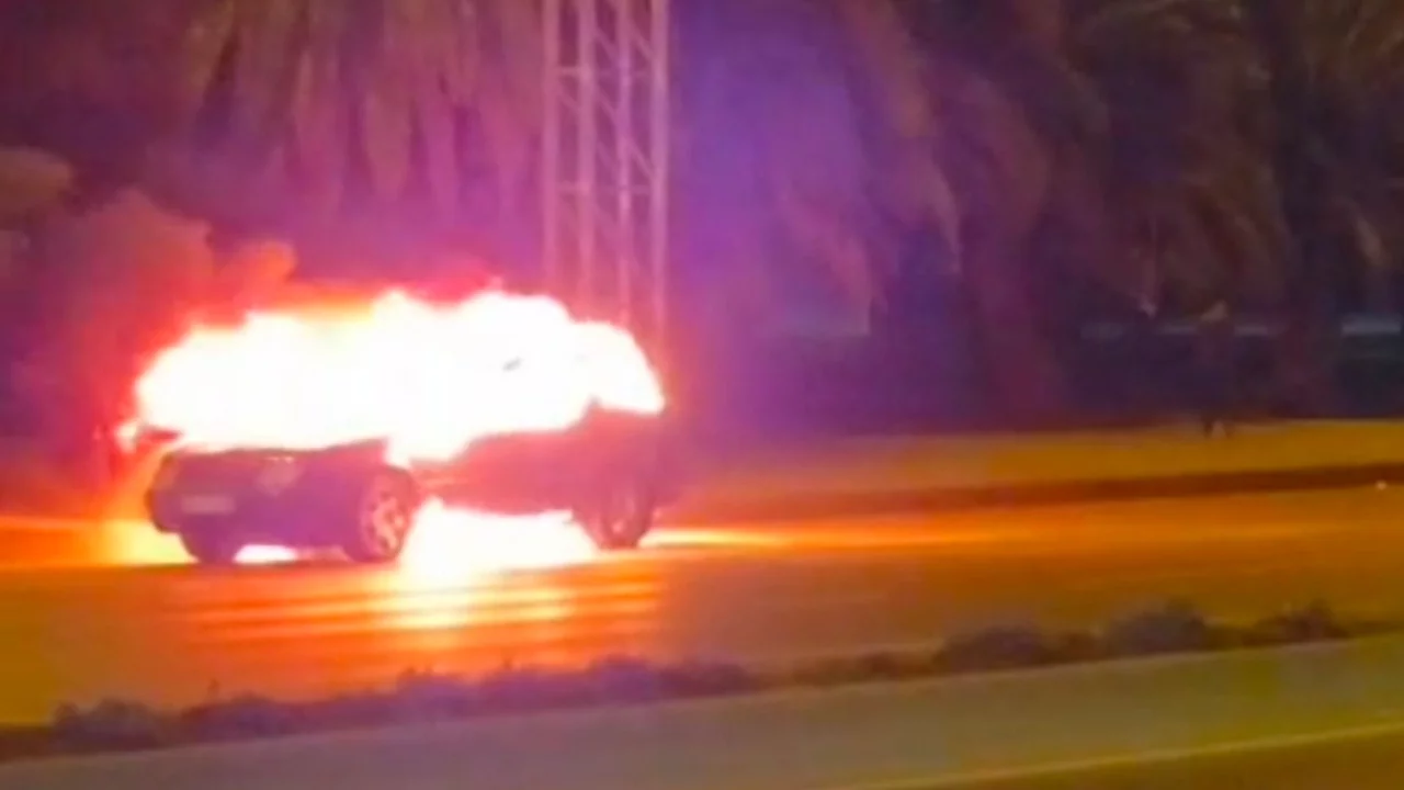 İstanbul Kartal'da seyir halindeki araç alev alev yandı