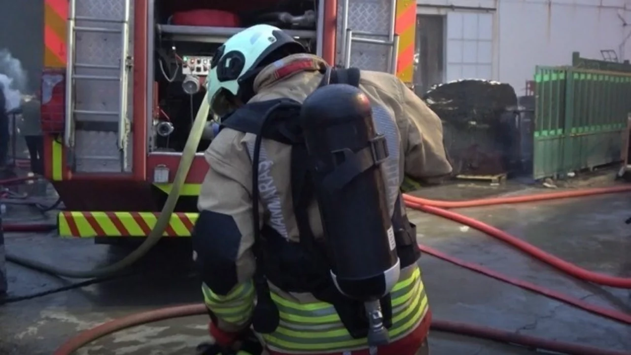 Yangına müdahale eden itfaiye eri darbedildi