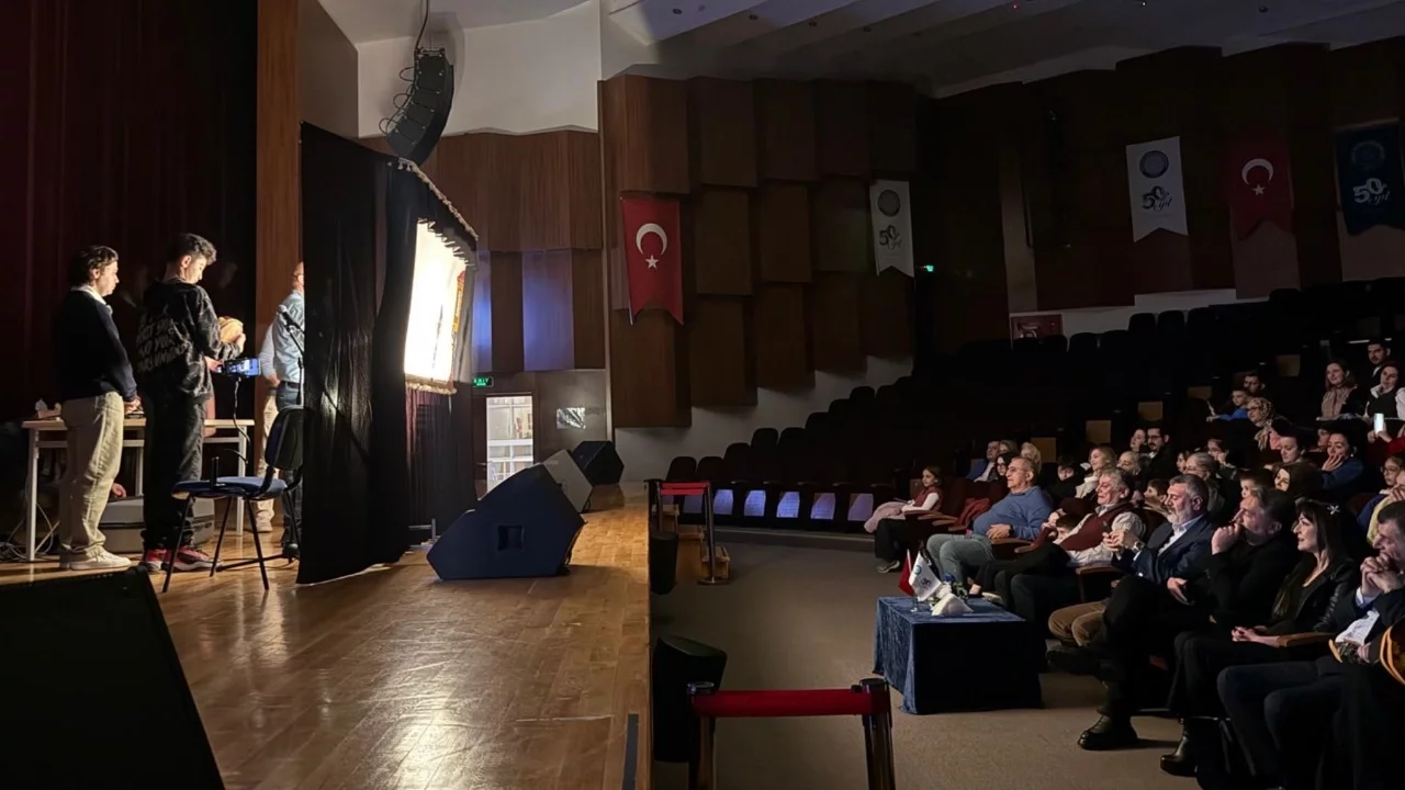 Bursa'da "Karagöz'e İş Ardına Düş" perde oyunu sahnelendi