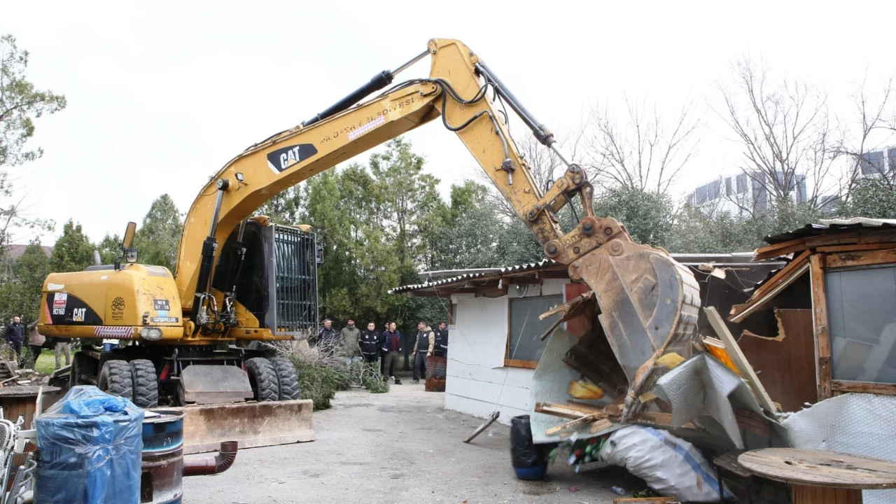 Nilüfer'de çok sayıda kaçak baraka yıkıldı