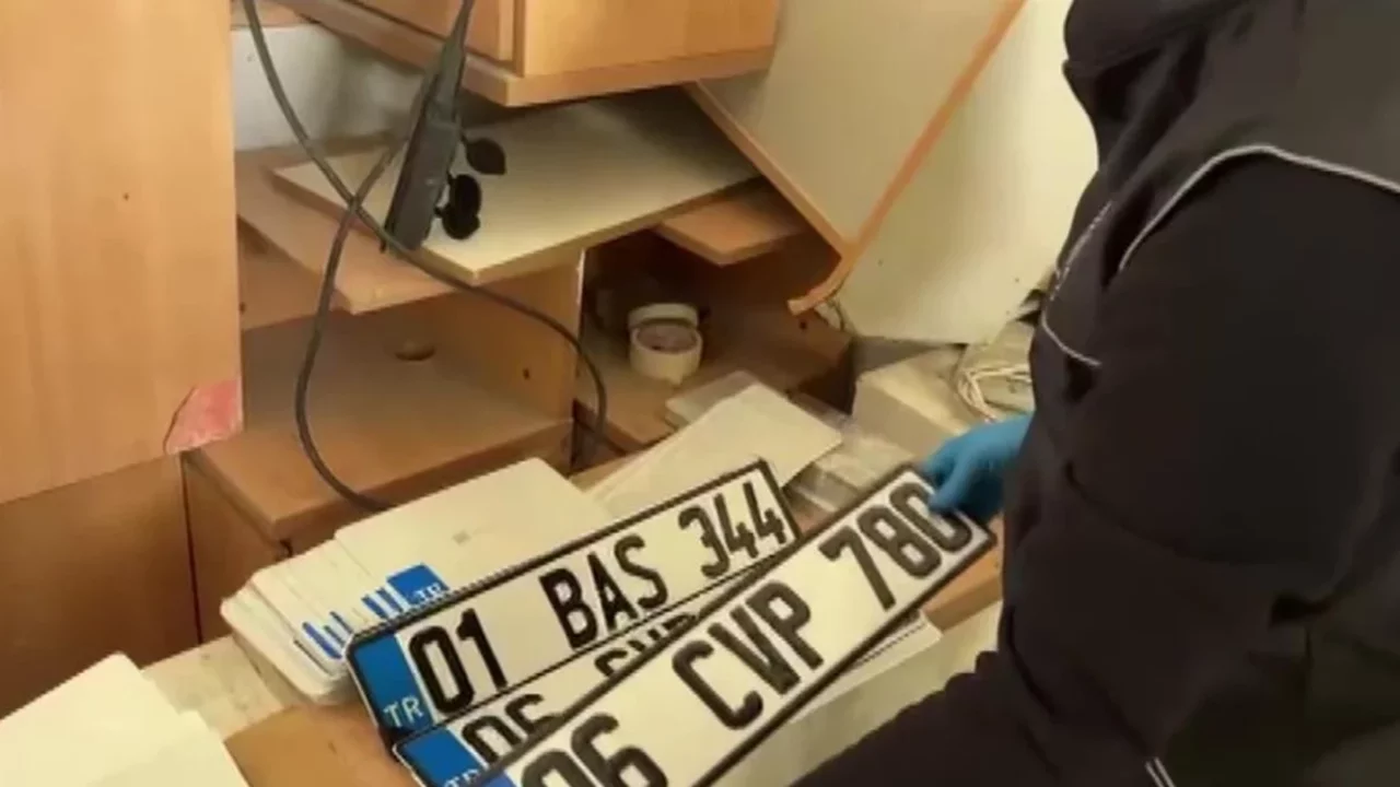 Adana'da polisten merdiven altı plaka basım atölyelerine baskın: 4 tutuklama