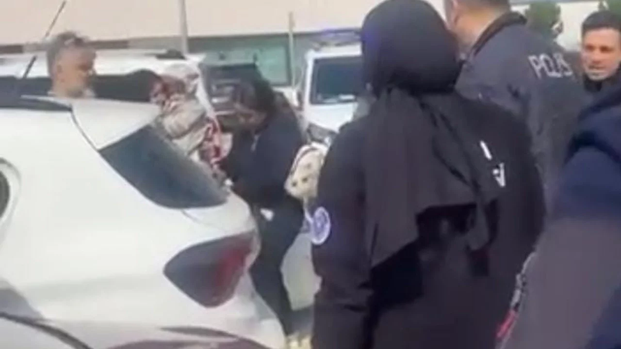 Bursa'da otoparkta panik dolu anlar! Araçta kilitli kalan çocuk cam kırılarak kurtarıldı